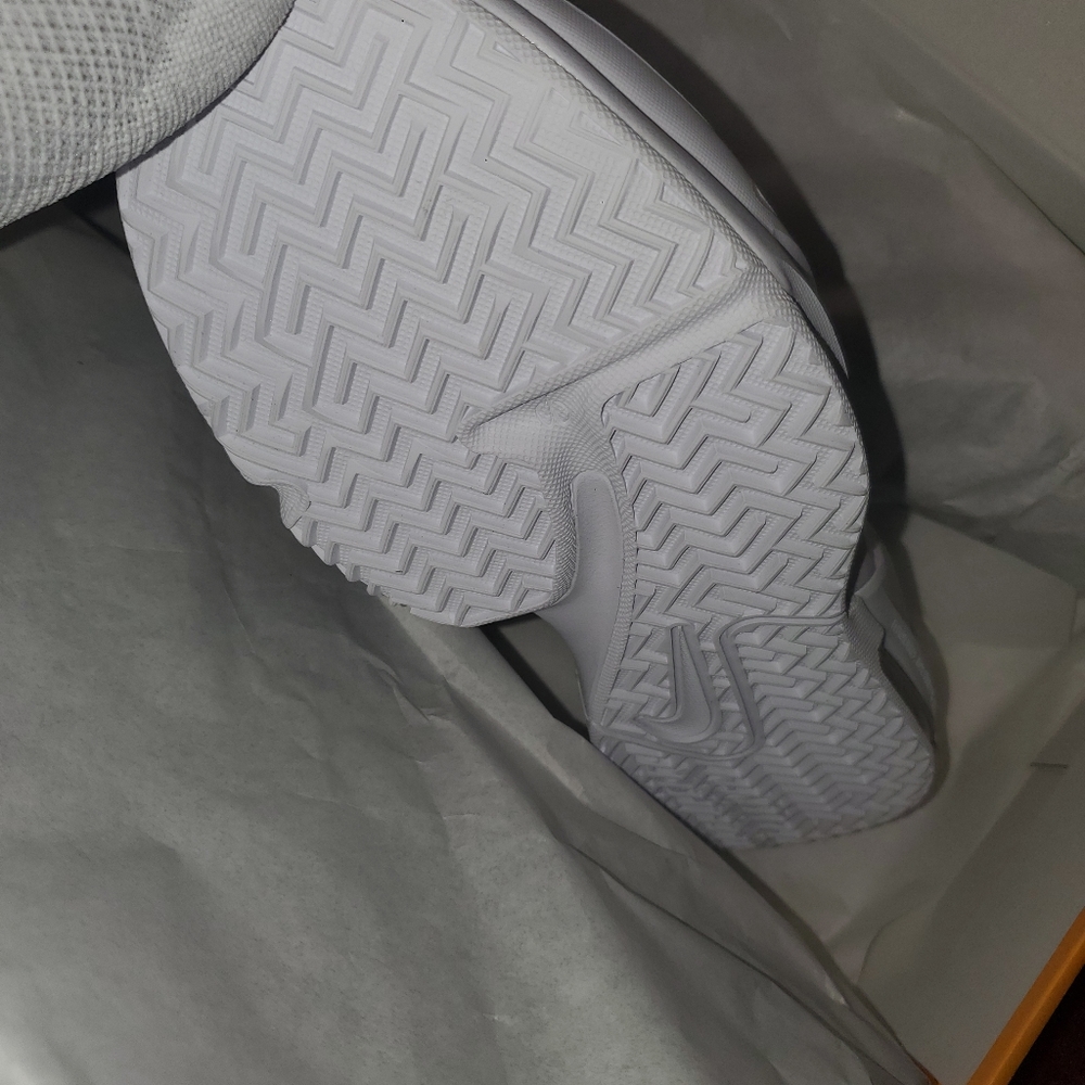 New In Box Mens Nike Lebron Witness Zoom Air Multiple Sizes - Picture 4 of 12